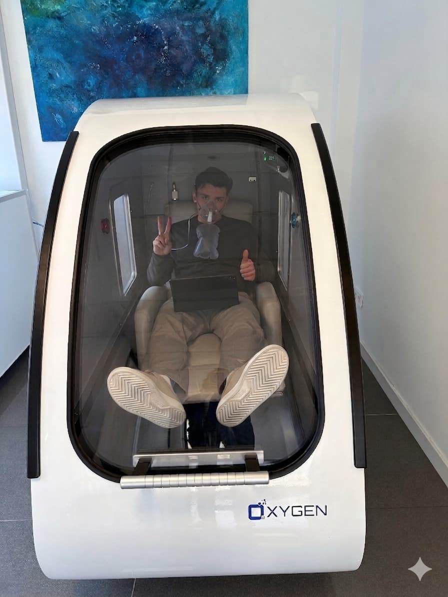 Client in hyperbaric oxygen chamber at Bluezone Mallorca – thumbs up after HBOT