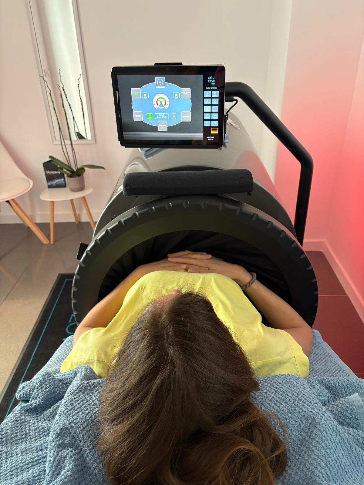 Person during Lymphatic Flow System session at Bluezone Mallorca – rhythmic compression therapy